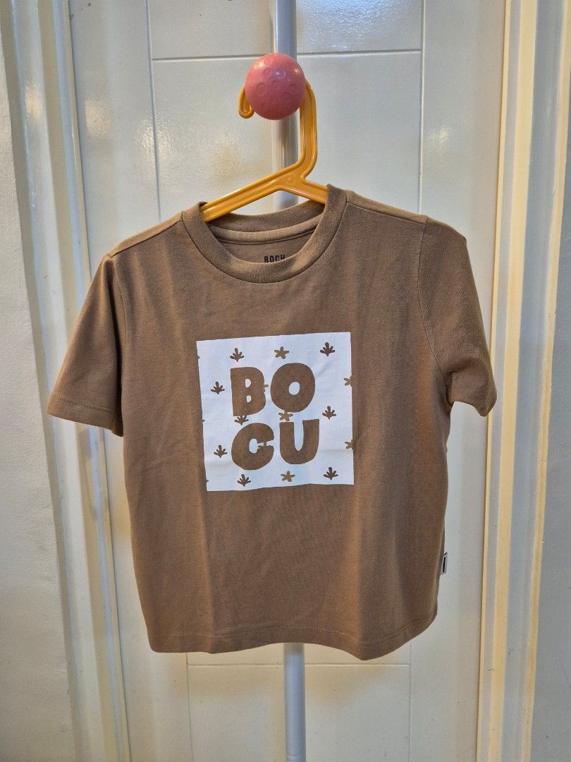 BOCU Brown T-shirt 3-4Y (Category: Babies & Kids Fashion) located in Bacoor. Submitted by amdeocampo (Listing ID 1435918207, Image 1). Description: - Brown BOCU T-shirt - White "BOCU" design on the front - Size: Fits 3-4 year olds - Soft material - Round neckline - Short sleeves - Perfect for everyday wear Pre-loved items, please manage your expectations. There may be slight discoloration due to washing and/or lint..