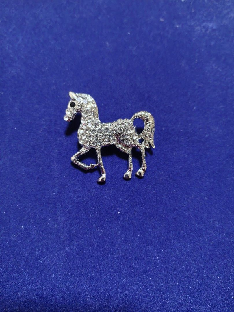 Brooch Pin Horse Silver Tone (Category: Brooches) located in Taguig. Submitted by jeannescarlet (Listing ID 1436008084, Image 1). Description: 💎Brand New 💎Alloy Material.