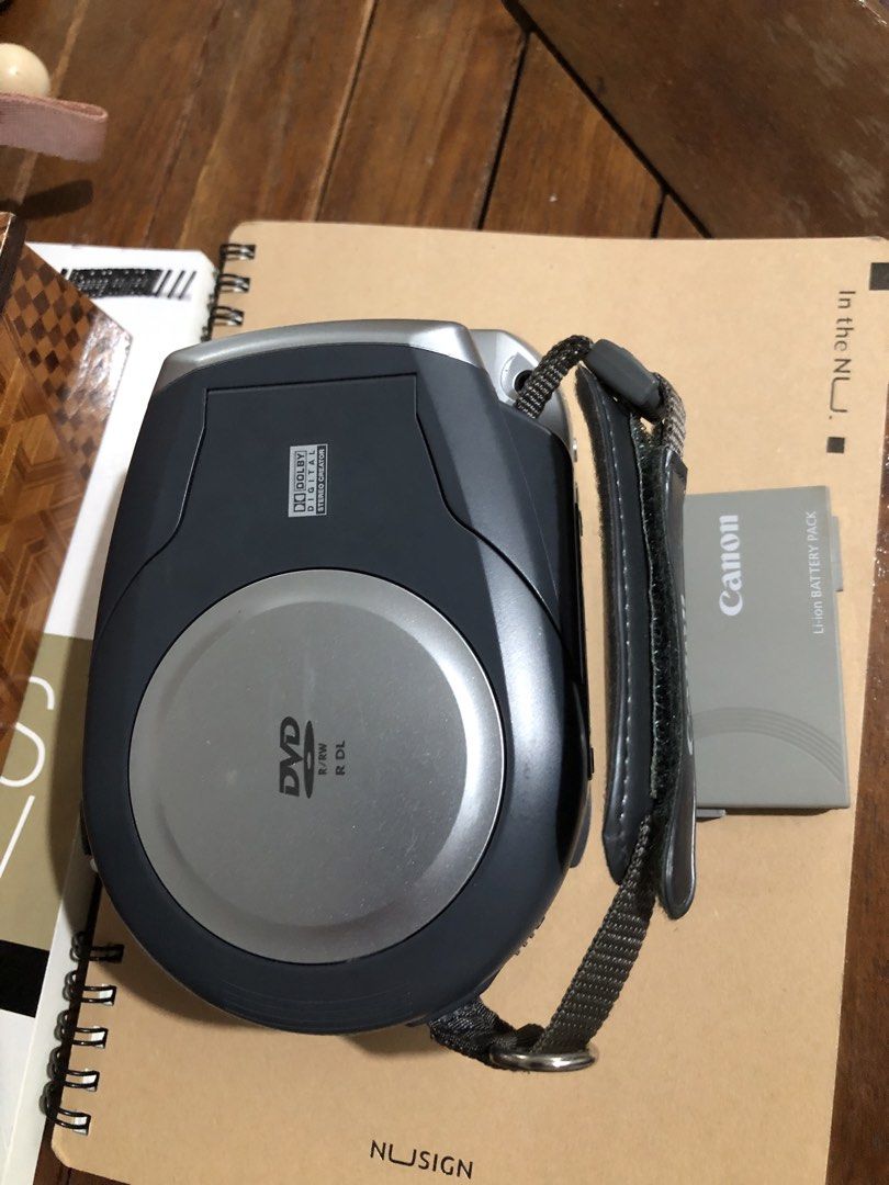 Canon videocam (Category: Video Cameras) located in Cainta. Submitted by lilicute06 (Listing ID 1435933138, Image 2). Description: Complete In good condition.