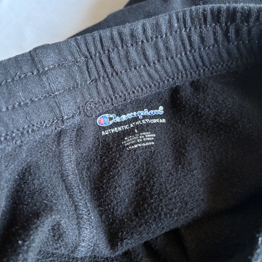 Champion Cargo Shorts - Black - Size L (Category: Shorts) located in Rizal. Submitted by thriftdrip.402 (Listing ID 1436028197, Image 2). Description: - Champion cargo shorts - Color: Black - Size: L - Features: Cargo pockets, elastic waistband, Champion logo - Material: Cotton/Polyester blend - Made in China.