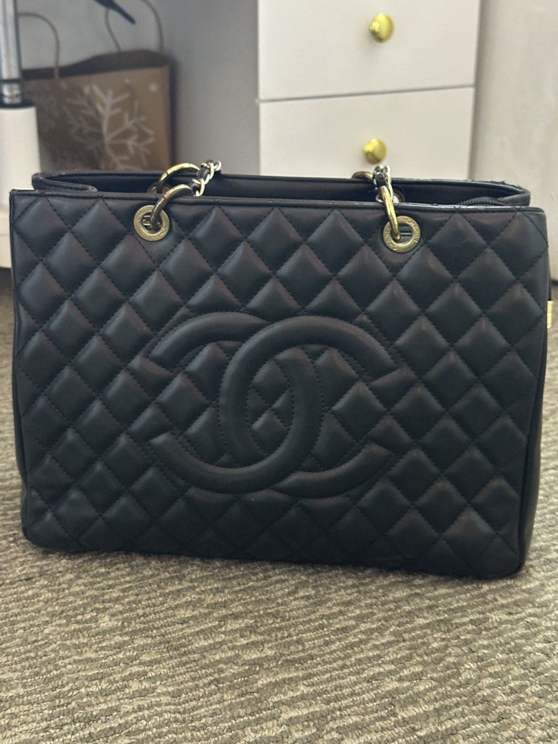 Chanel GST (Category: Luxury Bags & Wallets) located in Santa Maria. Submitted by mrgrttrys (Listing ID 1435975395, Image 1). Description: - Black quilted leather tote bag - Chain straps - Features a large CC logo - Multiple interior compartments - Includes a zippered pocket - Black lining with Chanel branding - Has minor issues (dm) - negotiable for sure buyers.