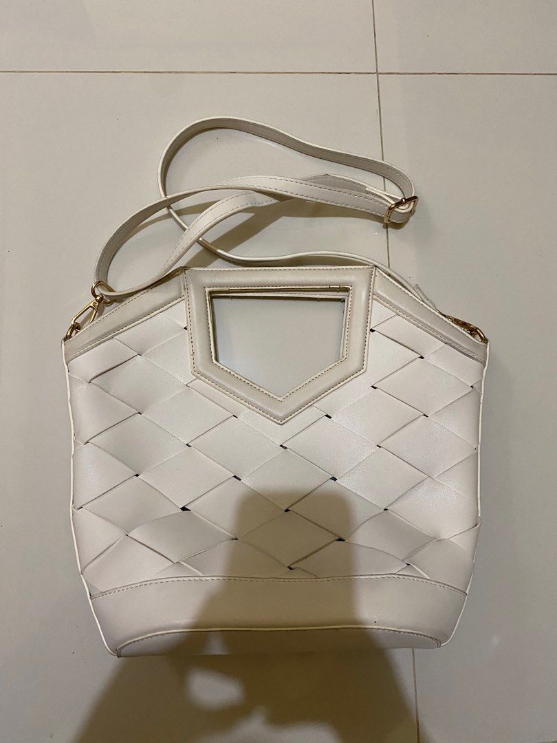 Chic White Woven 2-Way Handbag with Inner Pouch (Category: Shoulder Bags) located in Rizal. Submitted by rareofakind (Listing ID 1435980073, Image 2). Description: P350 only Elevate your daily look with this stunning white woven handbag. Its unique geometric weave and structured silhouette make it a versatile statement piece, perfect for brunches, work, or casual outings. Product Features: ✔️Unique Woven Design: Features a stylish large-scale int