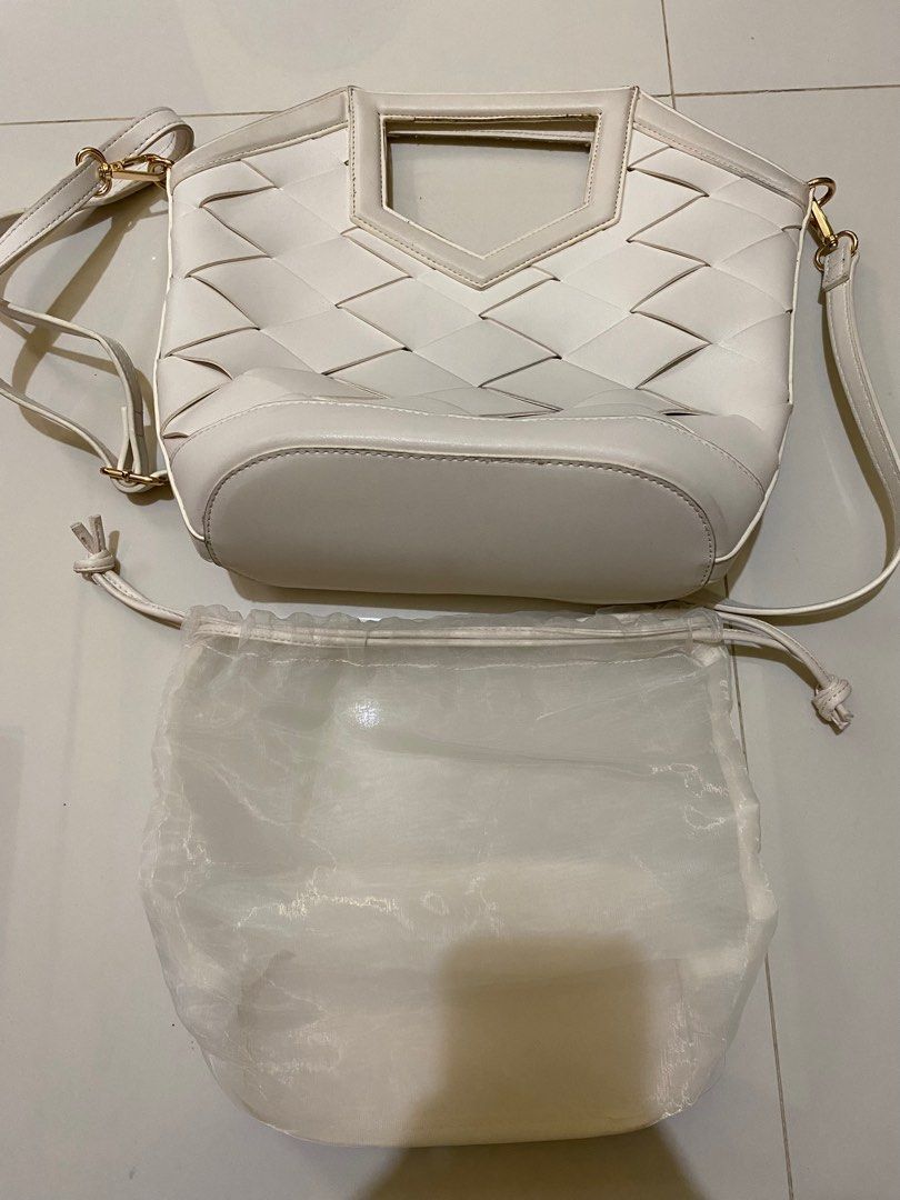 Chic White Woven 2-Way Handbag with Inner Pouch (Category: Shoulder Bags) located in Rizal. Submitted by rareofakind (Listing ID 1435980073, Image 1). Description: P350 only Elevate your daily look with this stunning white woven handbag. Its unique geometric weave and structured silhouette make it a versatile statement piece, perfect for brunches, work, or casual outings. Product Features: ✔️Unique Woven Design: Features a stylish large-scale int