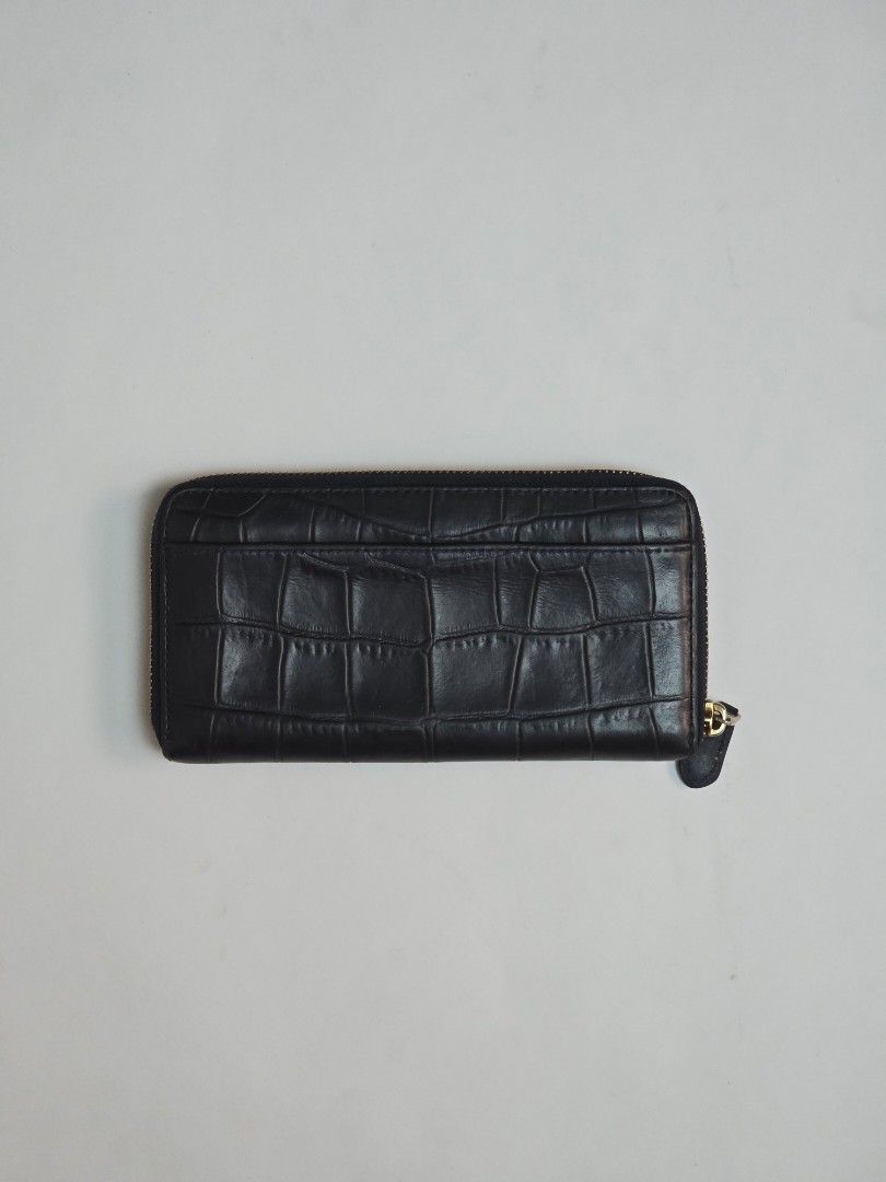 Coach Black Croc Embossed Zip Around Wallet (Category: Wallets & Card holders) located in Quezon City. Submitted by julvinzon (Listing ID 1435994742, Image 2). Description: Coach Accordion Zip Wallet in Croc Embossed Leather Color: Midnight Blue Looks a bit black Condition: 9/10 imo Hardwares looks solid and leather is still soft 📍 QC Don't hesitate to make an offer🙏 *color may differ from actual due to lighting.