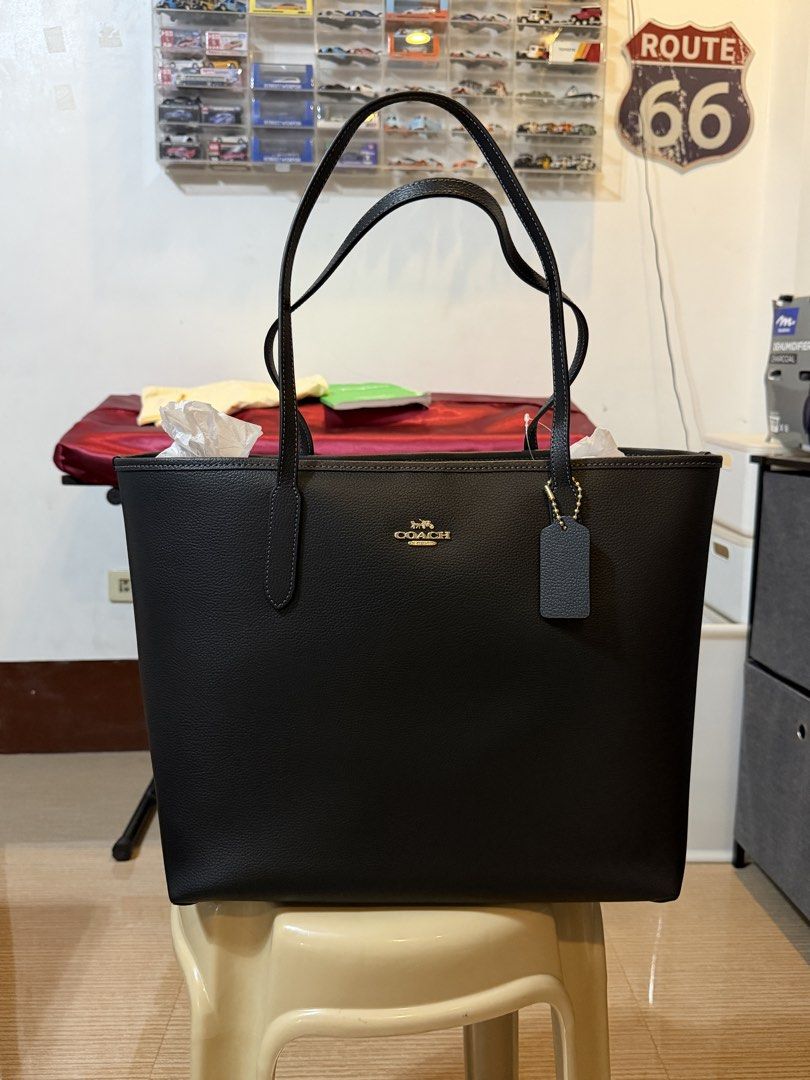 Coach City Tote - Black (Category: Luxury Bags & Wallets) located in San Pedro. Submitted by misslumi (Listing ID 1436071804, Image 1). Description: Brand New from USA STYLE NUMBER CR111 MEASUREMENTS Length: 13.0" Height: 11.5" Width: 6.25" MATERIALS Double face leather HANDLE Handles with 10" drop FEATURES Inside zip pocket Snap closure Editor's Notes This City Tote Bag is crafted of double face leather that elevates your every day. Perfect for 