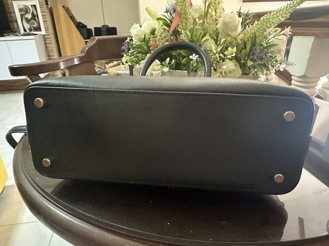 Coach mini sierra (Category: Luxury Bags & Wallets) located in Manila. Submitted by kkkkndll (Listing ID 1435920544, Image 2). Description: - Authentic Coach handbag - Dome shape with signature brown print and black base - Top handle and detachable shoulder strap - Includes Coach hangtag - Gold-tone hardware - Dark fabric interior lining - Protective metal feet at the bottom - medyo faded na ung print sa loob na coach .