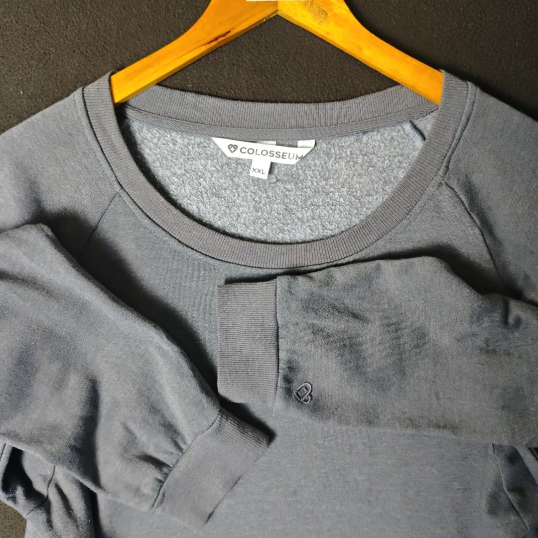 Colosseum Gray Sweatshirt XXL (Category: Coats, Jackets and Outerwear) located in Manila. Submitted by tinytoonthriftshop (Listing ID 1435979307, Image 3). Description: Brand : Colosseum Size on tag : XXL 📏 Width x Length : 26x26 Issue : NEED WASH Condition : GOOD 💰 Price : 199 📌 NOTE: Actual color may slightly vary due to lighting and camera. PAYMENT: Gcash / BPI / Maya 📍 Pinagbuhatan, Pasig City 🚚 Delivery: • Same day (book your own rider)