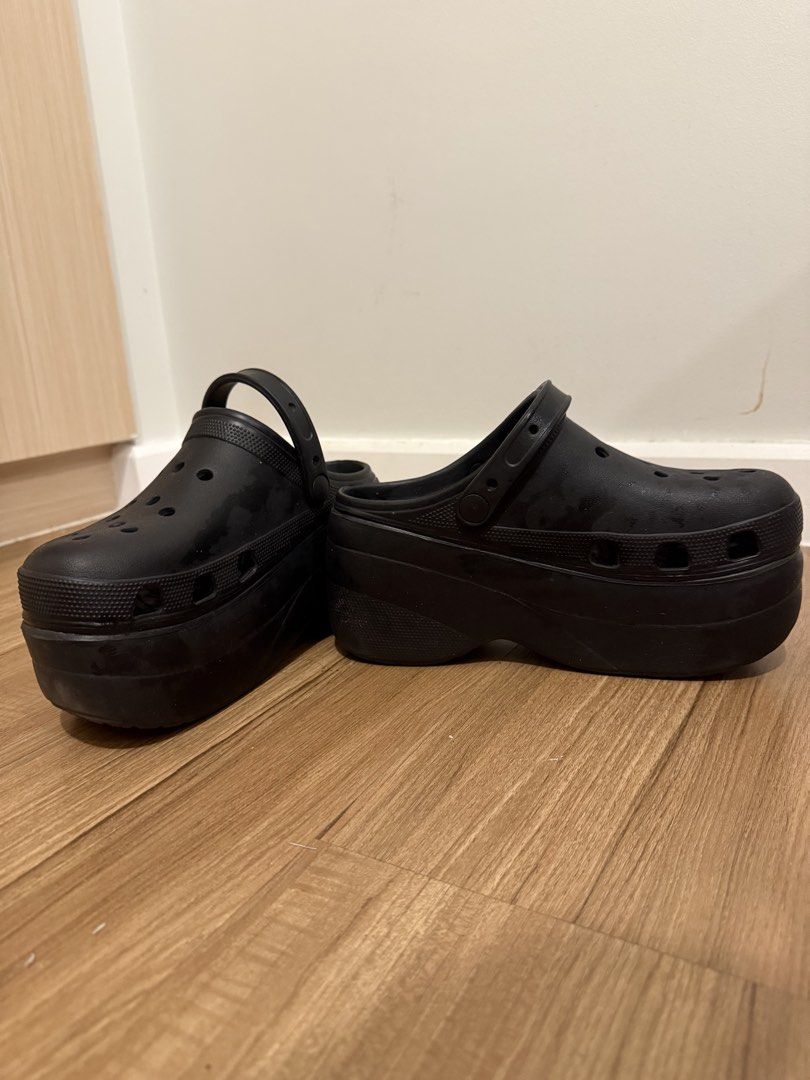 Crocs Platform Clogs Black (Category: Slippers and slides) located in Makati City. Submitted by jessi_1004 (Listing ID 1436066603, Image 2). Description: - Black platform Crocs clogs - Classic clog - Chunky platform sole - Signature Crocs ventilation holes.