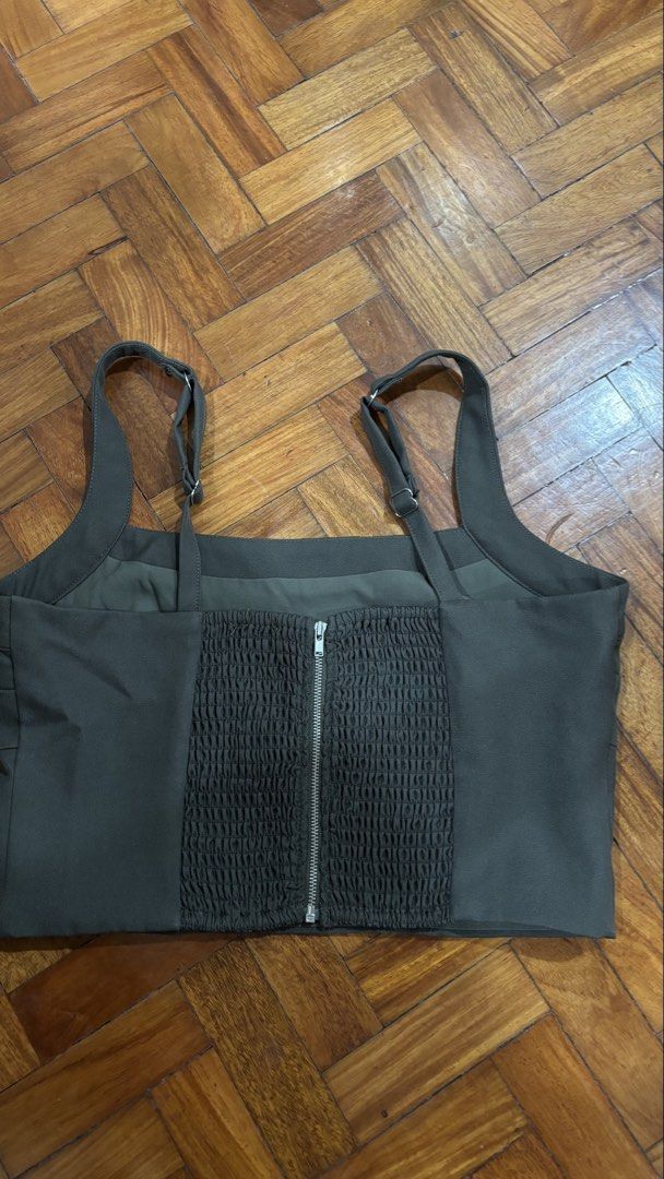 Dotti Army Green Square Neck Crop Top Size 10 (Category: Sleeveless) located in San Juan City. Submitted by prelbysm (Listing ID 1436065883, Image 2). Description: - Dotti Army Green Crop Top - Size 10 - Square neck design - Sleeveless - Features a shirred back panel and zipper closure - bought in australia.
