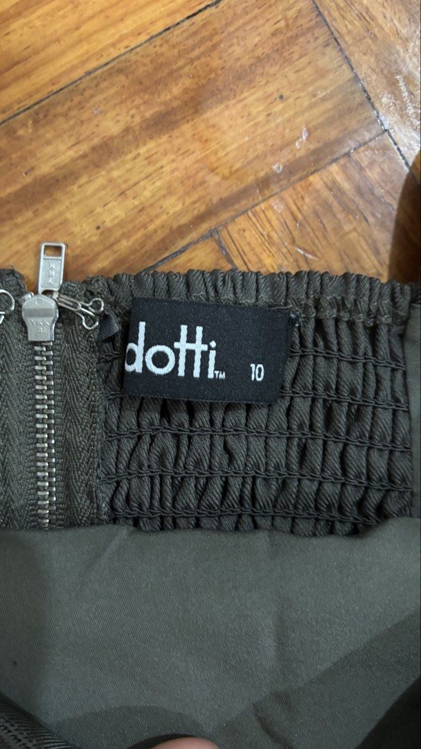 Dotti Army Green Square Neck Crop Top Size 10 (Category: Sleeveless) located in San Juan City. Submitted by prelbysm (Listing ID 1436065883, Image 3). Description: - Dotti Army Green Crop Top - Size 10 - Square neck design - Sleeveless - Features a shirred back panel and zipper closure - bought in australia.