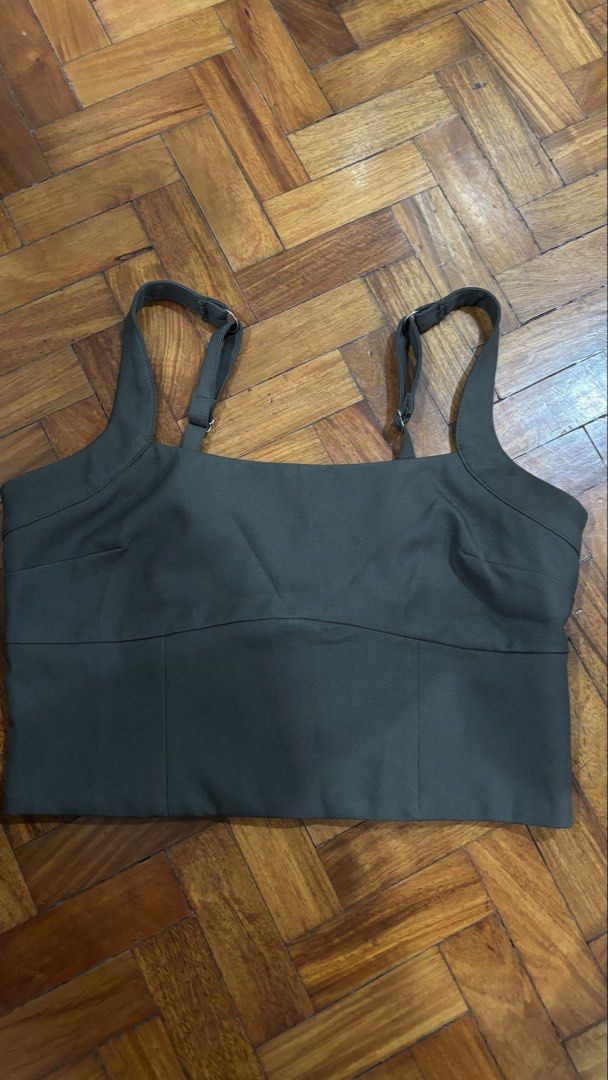 Dotti Army Green Square Neck Crop Top Size 10 (Category: Sleeveless) located in San Juan City. Submitted by prelbysm (Listing ID 1436065883, Image 1). Description: - Dotti Army Green Crop Top - Size 10 - Square neck design - Sleeveless - Features a shirred back panel and zipper closure - bought in australia.