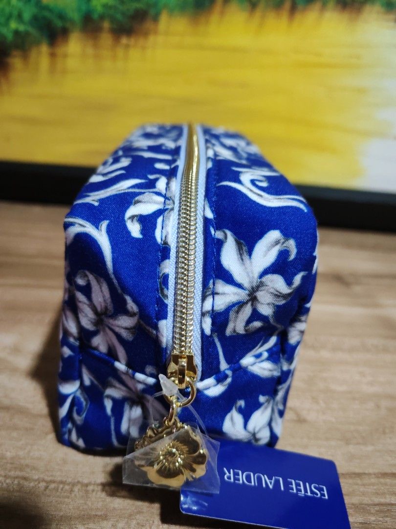 Estee Lauder Cosmetic Pouch (Category: Purses & Pouches) located in Marikina City. Submitted by myspace1971 (Listing ID 1436014805, Image 2). Description: 👉 PLEASE READ 💯% Guaranteed authentic STOCKS 1 🫱👉 On hand /AVAILABLE/AVAILABLE/AVAILABLE🫱unless marked SOLD LOCATION📍MARIKINA ✅ Pay first before shipping ✅ Payment via G cash ✅ SF courtesy of buyer 🚛LBC 🏍️Lalamove.