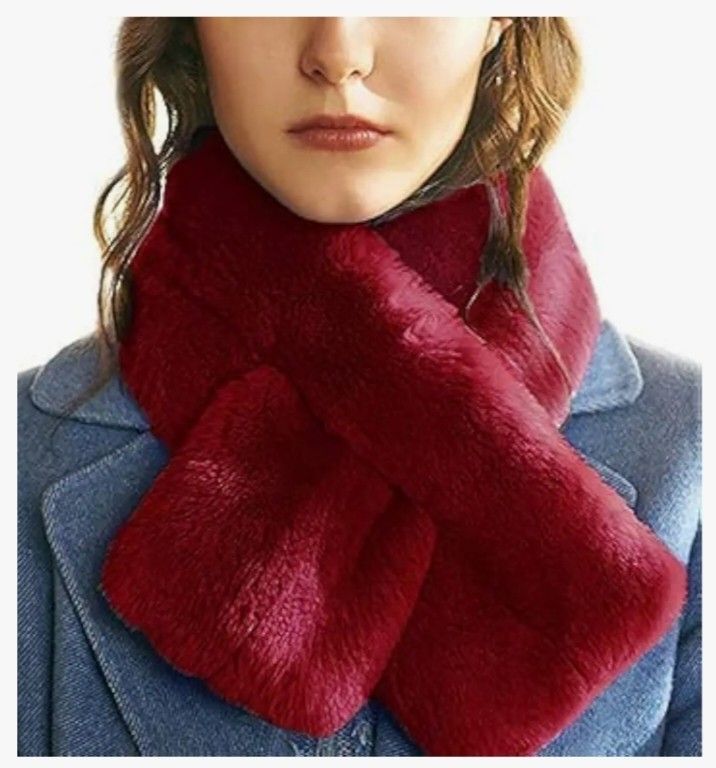 FAUX FUR scarf fur collar super soft (Category: Other Accessories) located in Manila. Submitted by lexusthrift1995 (Listing ID 1436093979, Image 3). Description: .