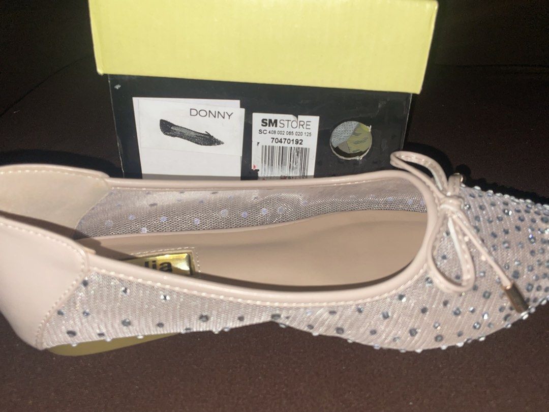 Figlia Donny (Category: Flats & Sandals) located in Malabon City. Submitted by chielychu (Listing ID 1436039360, Image 2). Description: Used once ( graduation day ) Size 7 Orig price - 2k.