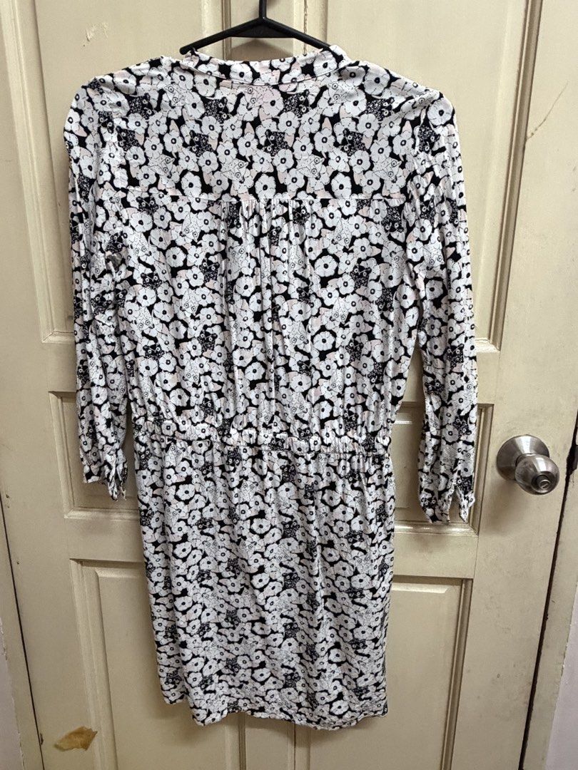 Floral Print Dress (Category: Dresses) located in Manila. Submitted by tltdeclutters (Listing ID 1436092661, Image 3). Description: - waist part is adjustable as it has ribbons - can do same day delivefy.