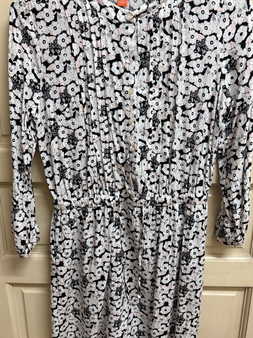 Floral Print Dress (Category: Dresses) located in Manila. Submitted by tltdeclutters (Listing ID 1436092661, Image 2). Description: - waist part is adjustable as it has ribbons - can do same day delivefy.