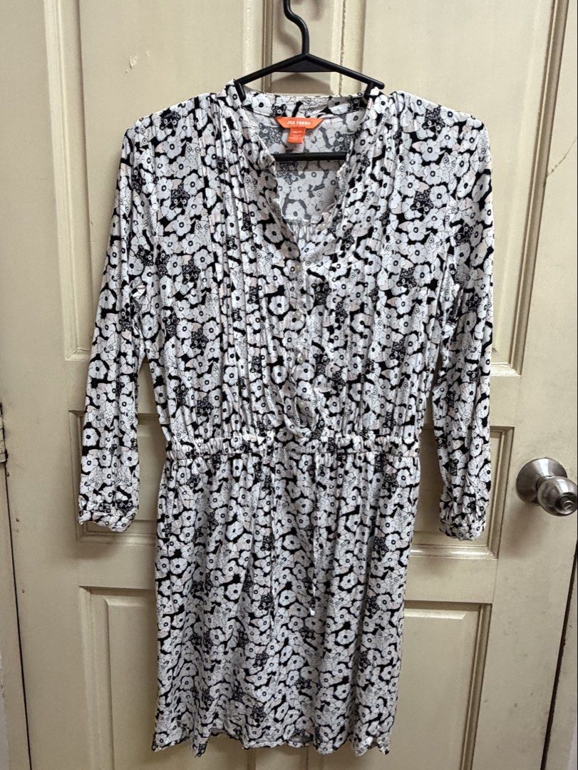 Floral Print Dress (Category: Dresses) located in Manila. Submitted by tltdeclutters (Listing ID 1436092661, Image 1). Description: - waist part is adjustable as it has ribbons - can do same day delivefy.