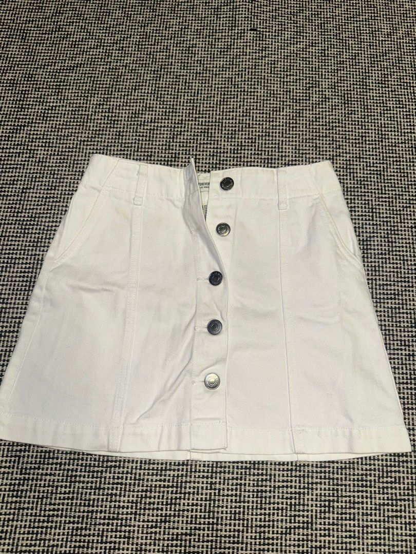 Forever 21 White Denim Skirt (Category: Skirts) located in Quezon City. Submitted by coolmomma (Listing ID 1436023355, Image 1). Description: Forever 21 White Denim Skirt Fits 24-25.