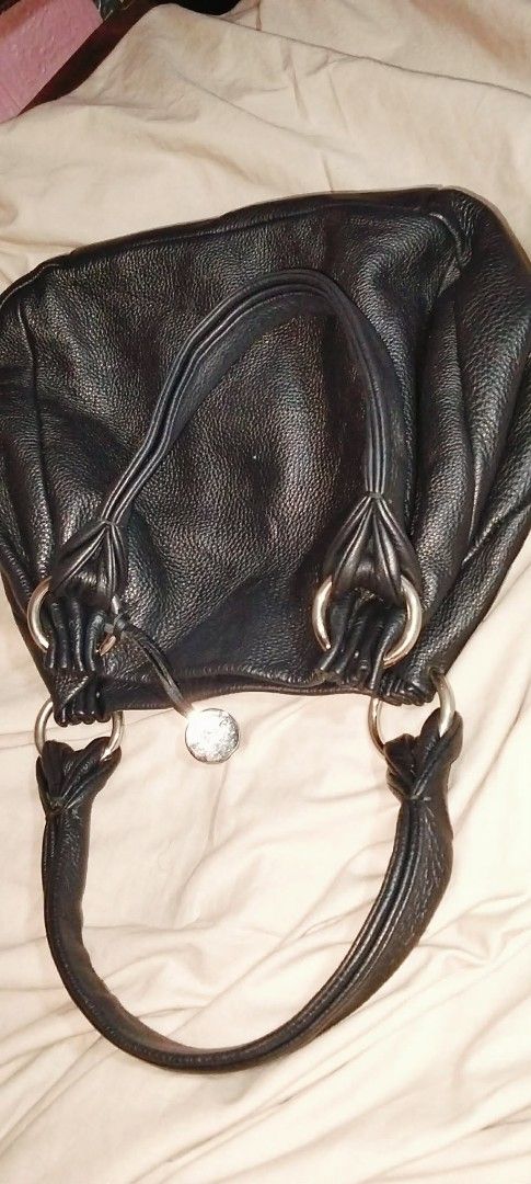 Furla Black Leather Handbag (Category: Luxury Bags & Wallets) located in Pasay City. Submitted by vivianmolo (Listing ID 1436056360, Image 3). Description: - Authentic Furla handbag - Black leather with textured finish - Silver hardware - Magnetic closure - Spacious interior - Gathered details - Includes Furla branded tag.