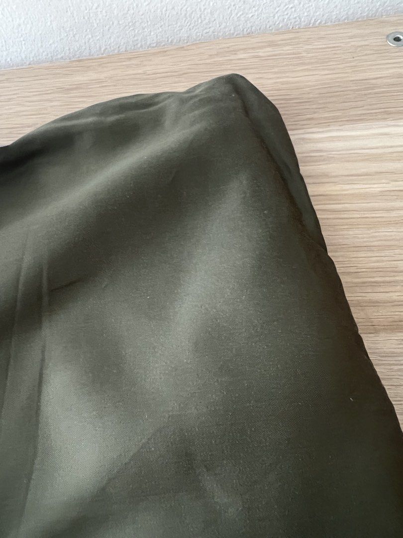Gaias Tencel Lyocell Blend Fitted Sheet Set Queen (Category: Bedding & Towels) located in Makati City. Submitted by whiskey9 (Listing ID 1435979368, Image 2). Description: - 1 queen fitted sheet (150 x 190 x 43cm) with 2 pillow cases, sold as a set only - Color: Army green - Meet-up in Makati only - Cash/Gcash.