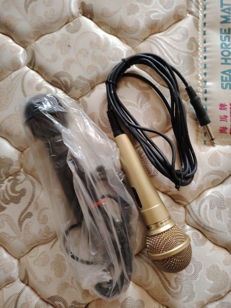 Gold Microphone with Cable444776867011635200