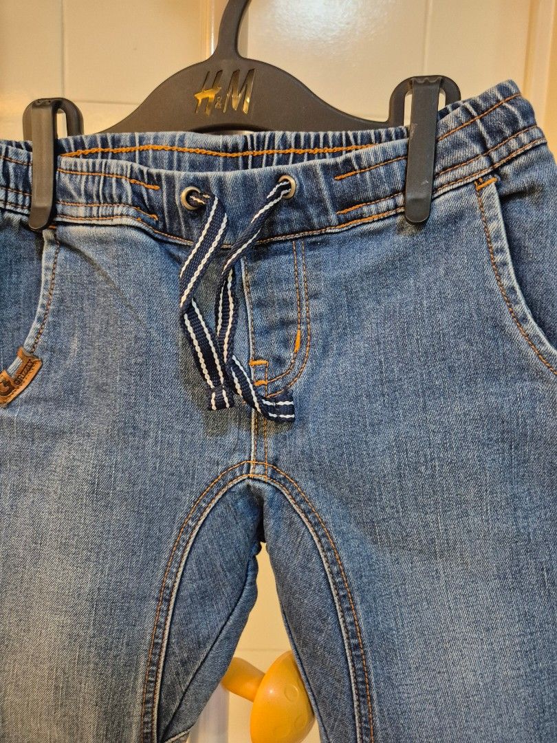Grizzly Original Denim Jeans - Size L (Category: Babies & Kids Fashion) located in Bacoor. Submitted by amdeocampo (Listing ID 1435920643, Image 2). Description: - Grizzli Original denim jeans - Blue color - Size L - Elastic waistband with drawstring - Two front pockets - Two back pockets - Straight leg cut - Elastic cuffs - Orange thread stitching Pre-loved items, please manage your expectations. There may be slight discoloration due to washing 