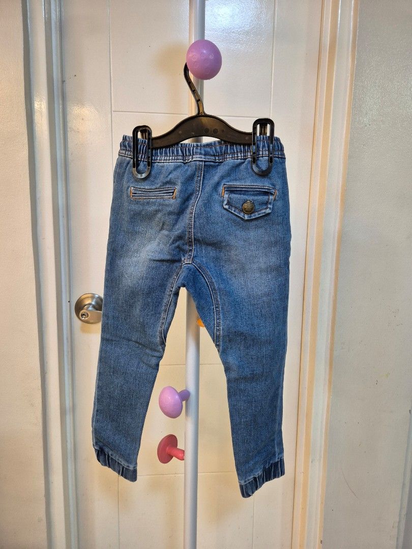 Grizzly Original Denim Jeans - Size L (Category: Babies & Kids Fashion) located in Bacoor. Submitted by amdeocampo (Listing ID 1435920643, Image 3). Description: - Grizzli Original denim jeans - Blue color - Size L - Elastic waistband with drawstring - Two front pockets - Two back pockets - Straight leg cut - Elastic cuffs - Orange thread stitching Pre-loved items, please manage your expectations. There may be slight discoloration due to washing 