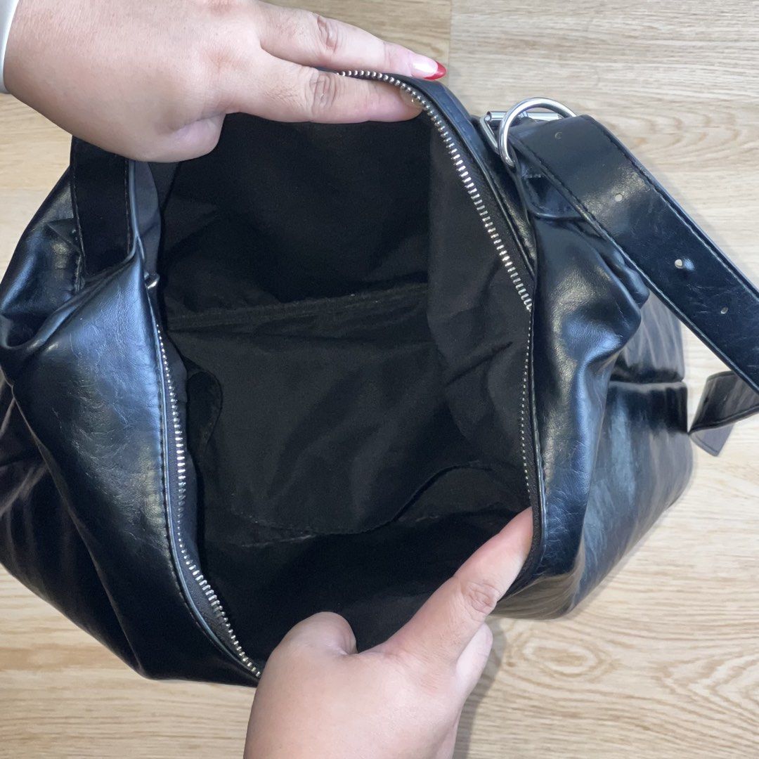 GU Two Way Long Belt Bag (Black) (Category: Shoulder Bags) located in Pasig City. Submitted by cp0613 (Listing ID 1427604186, Image 3). Description: used only a few times SRP PHP 1,500.