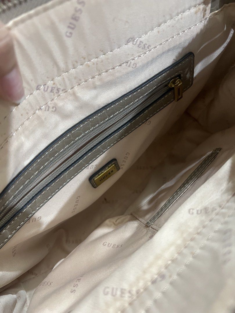 GUESS BAG (Category: Shoulder Bags) located in Mandaluyong City. Submitted by my.wearabouts (Listing ID 1436000907, Image 3). Description: .