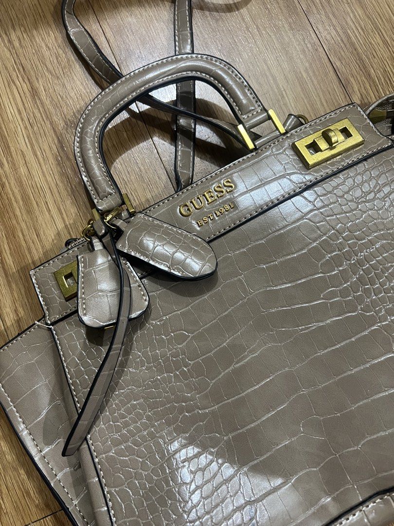 GUESS BAG (Category: Shoulder Bags) located in Mandaluyong City. Submitted by my.wearabouts (Listing ID 1436000907, Image 1). Description: .