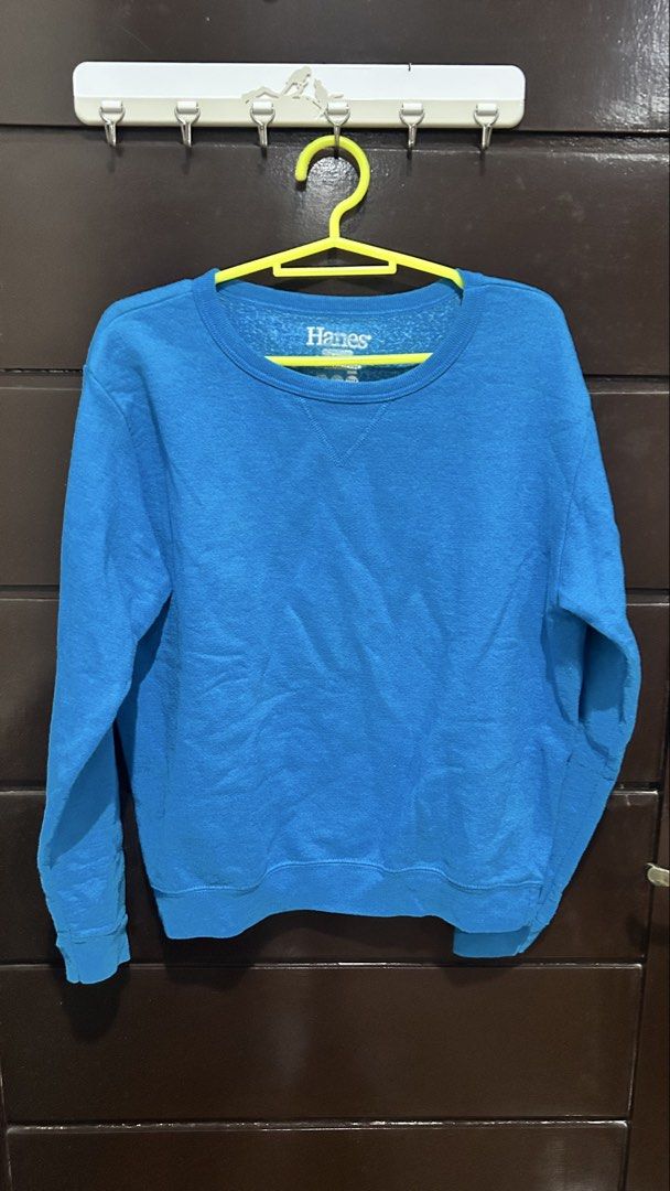 Hanes Blue Crewneck Sweatshirt (Category: Longsleeves) located in Manila. Submitted by drip.chic_ (Listing ID 1436064852, Image 1). Description: - Color may vary due to lighting - Features a round neckline - Long sleeves - Soft fabric - Solid blue color.