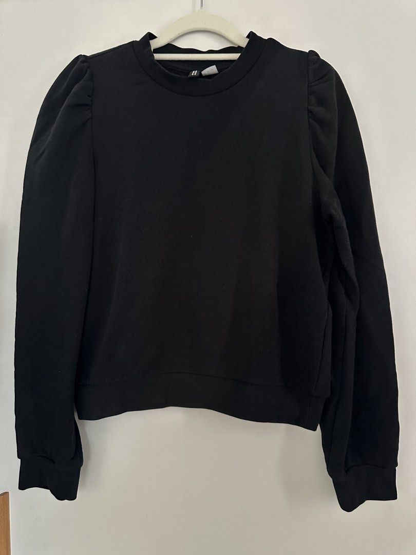 H&M Divided Puff sleeves top (Category: Blouses) located in Mandaluyong City. Submitted by secondsnlabels (Listing ID 1435969925, Image 1). Description: Can fit Small to Medium frames.