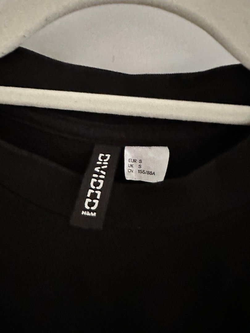 H&M Divided Puff sleeves top (Category: Blouses) located in Mandaluyong City. Submitted by secondsnlabels (Listing ID 1435969925, Image 2). Description: Can fit Small to Medium frames.