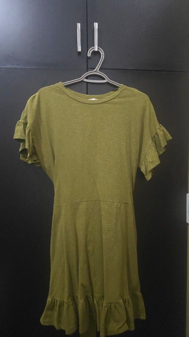 H&M Olive Green Dress (Category: Dresses) located in Manila. Submitted by steffi.declutters (Listing ID 1436044183, Image 1). Description: - H&M olive green dress - Size: EUR 38 - Design: Short ruffled sleeves, tiered skirt, tie-waist - Material: Cotton, polyester, elastane blend - Care: Machine washable.