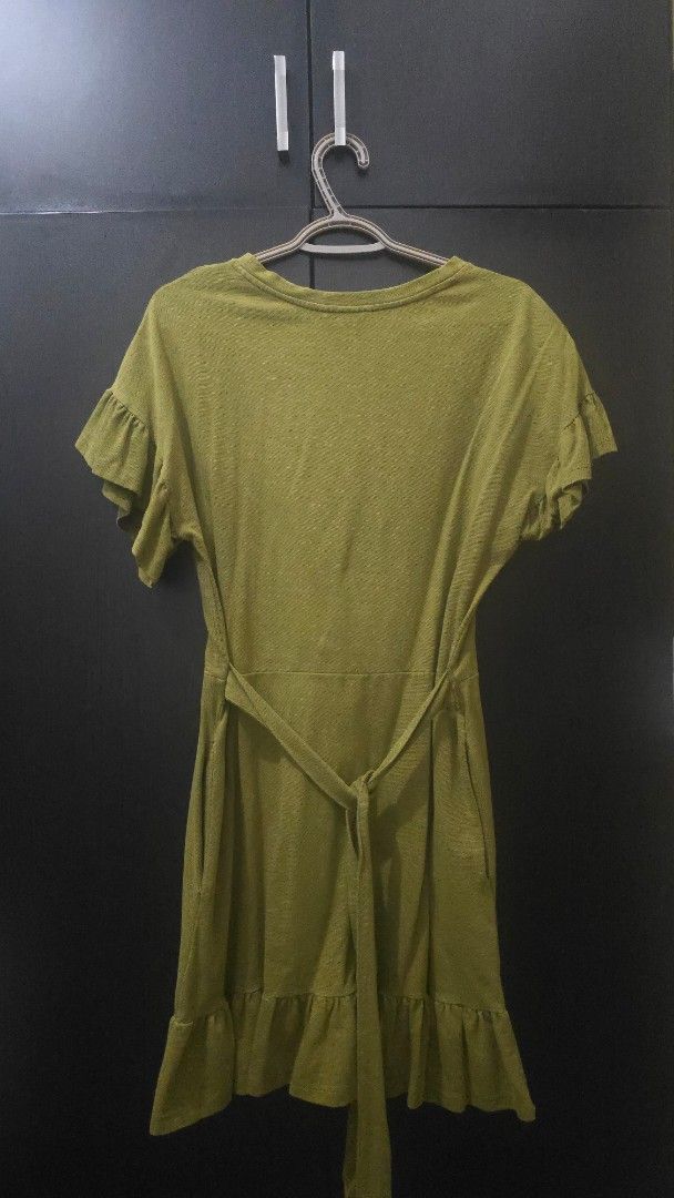H&M Olive Green Dress (Category: Dresses) located in Manila. Submitted by steffi.declutters (Listing ID 1436044183, Image 2). Description: - H&M olive green dress - Size: EUR 38 - Design: Short ruffled sleeves, tiered skirt, tie-waist - Material: Cotton, polyester, elastane blend - Care: Machine washable.