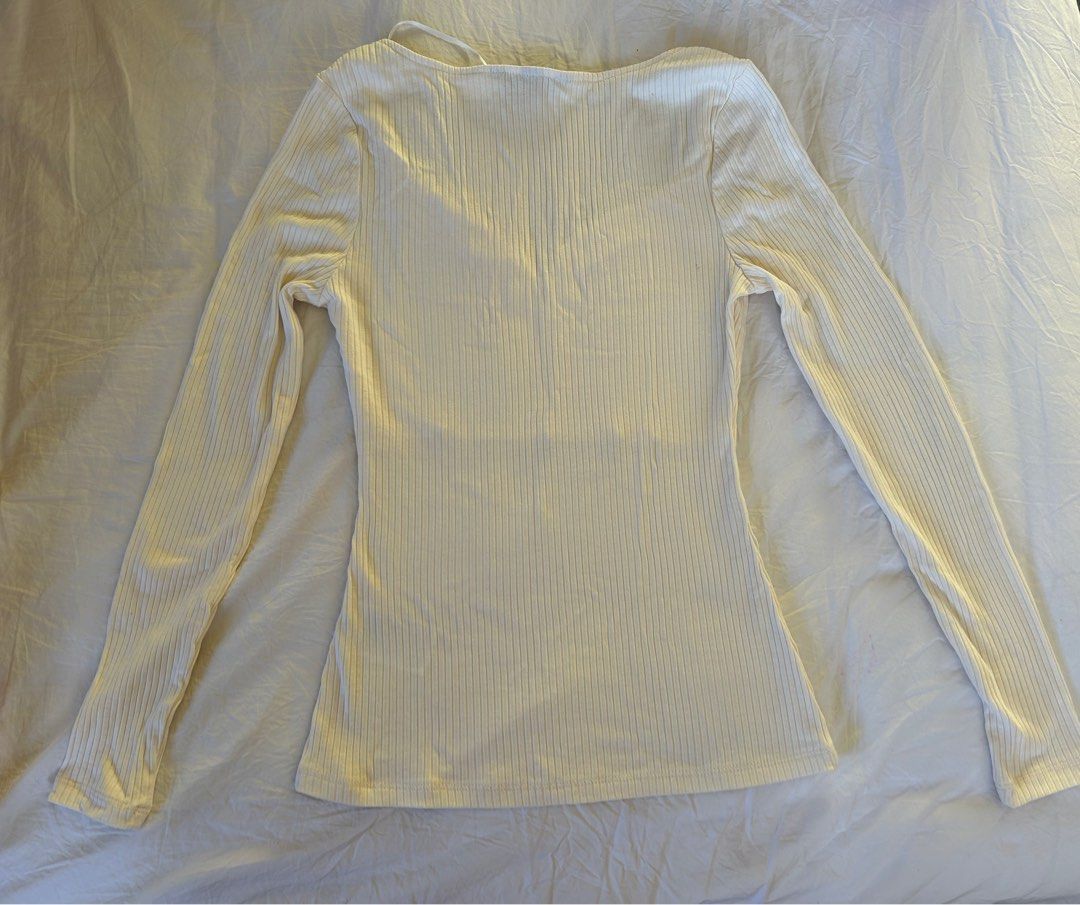 H&M Ribbed Long Sleeve Top XS (Category: Longsleeves) located in Makati City. Submitted by swedishcandy (Listing ID 1436097645, Image 2). Description: - Cream long-sleeved top - Ribbed texture - Scoop neckline with small slit - Fitted silhouette - Stretchy material.
