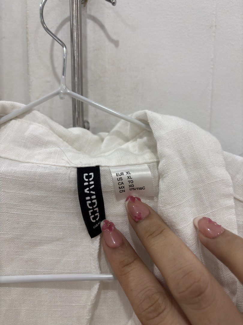 H&M white longsleeve xxl (Category: Longsleeves) located in Digos. Submitted by rara031 (Listing ID 1436084957, Image 3). Description: H&m white longsleeve for women Xl on tag can fit upto xxl Never been used No flaws Rfs: too big on me 📍davao del sur 💵Gcash 🚚JNT.