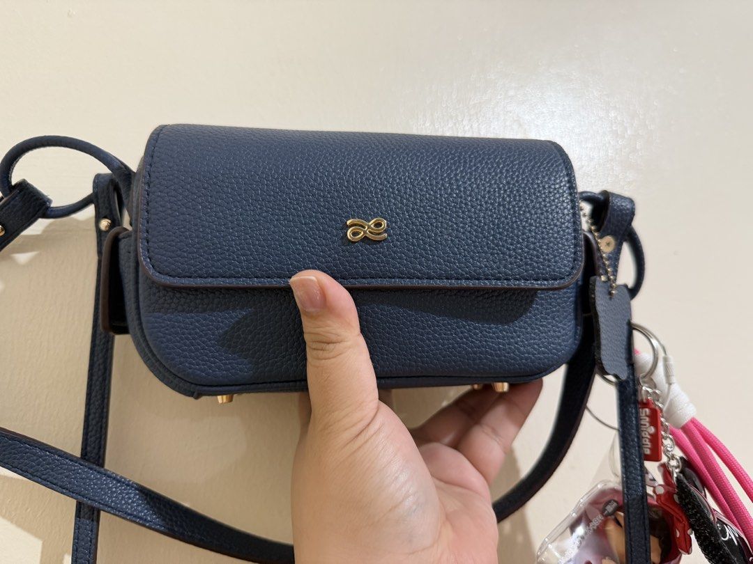 HOLB TREASURE PHONE (Category: Cross-body Bags) located in San Fernando. Submitted by leonag (Listing ID 1436093880, Image 1). Description: - Signs of usage - Original from BKK.