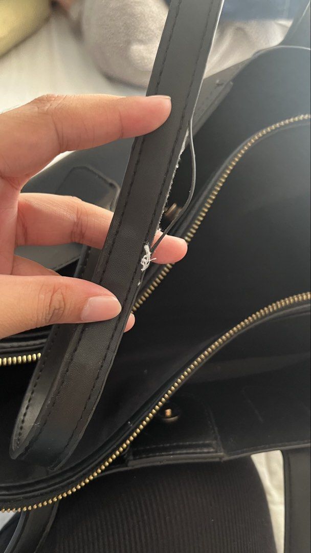 Kenneth Cole Black Shoulder Bag (13 inch Macbook) (Category: Shoulder Bags) located in Manila. Submitted by hannadeily (Listing ID 1436033304, Image 3). Description: ☆ — Kenneth Cole Black Shoulder Bag Product Information ⤷ 100% Guaranteed Original ⤷ Purchased at Dubai ⤷ Can fit 13 inch Macbook ⤷ Handles have issues (see pictures) Other Information ⤷ mop: payo thru gcash/maya/bank transfer ⤷ mod: meetup (dlsu/ust area) & jnt/lalamove (sf shoulder