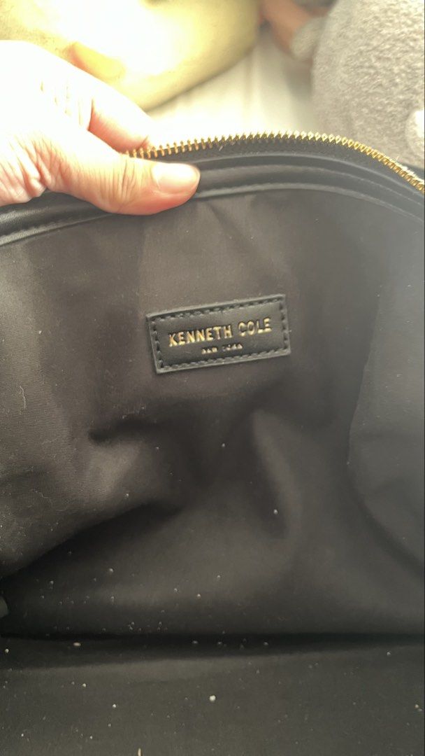Kenneth Cole Black Shoulder Bag (13 inch Macbook) (Category: Shoulder Bags) located in Manila. Submitted by hannadeily (Listing ID 1436033304, Image 2). Description: ☆ — Kenneth Cole Black Shoulder Bag Product Information ⤷ 100% Guaranteed Original ⤷ Purchased at Dubai ⤷ Can fit 13 inch Macbook ⤷ Handles have issues (see pictures) Other Information ⤷ mop: payo thru gcash/maya/bank transfer ⤷ mod: meetup (dlsu/ust area) & jnt/lalamove (sf shoulder
