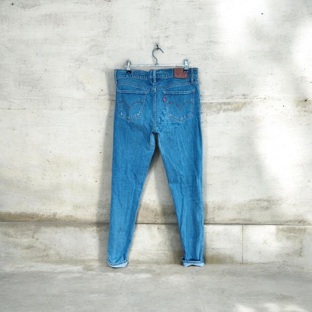 Levi's 711 Skinny Jeans (Category: Jeans) located in Castilla. Submitted by ktrepft (Listing ID 1435951901, Image 1). Description: - Authentic Levi's 711 skinny jeans - Light blue wash - Size: W27 L32 (Waist: 68cm, Hips: 94cm) - Made in Mexico - Classic five-pocket design - Zip fly.