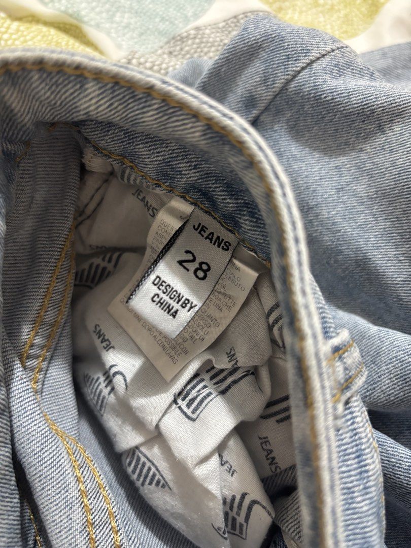 Loose semi baggy Jeans Size 28 (Category: Jeans) located in Manila. Submitted by loopy99999 (Listing ID 1436051151, Image 2). Description: - Light wash jeans - Size 28 - Designed in China - Features "JEANS" label.