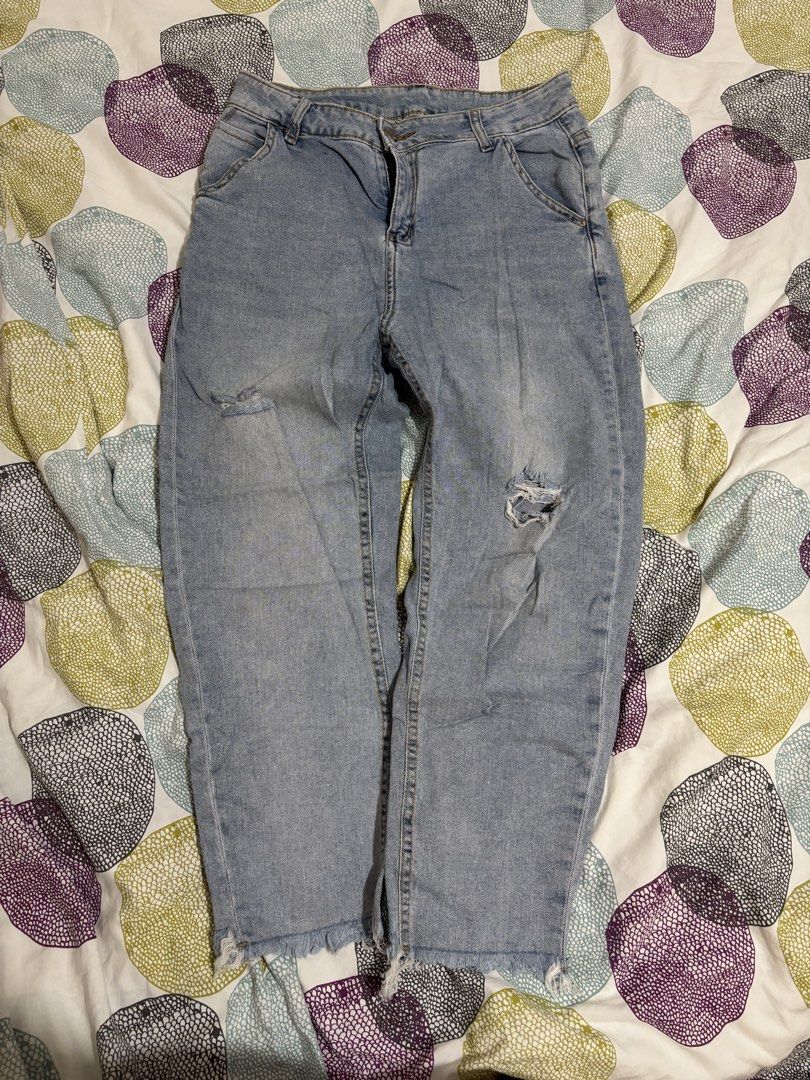 Loose semi baggy Jeans Size 28 (Category: Jeans) located in Manila. Submitted by loopy99999 (Listing ID 1436051151, Image 1). Description: - Light wash jeans - Size 28 - Designed in China - Features "JEANS" label.