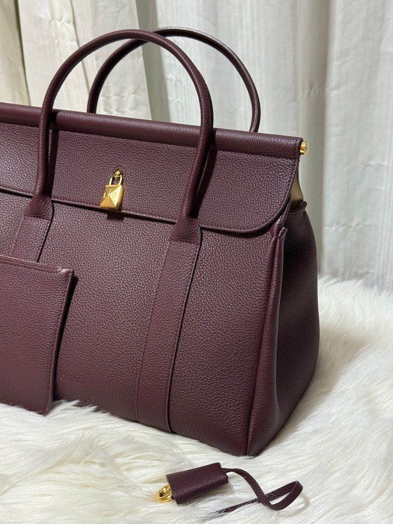 Loro piana Loom bag L32 (Category: Luxury Bags & Wallets) located in Manila. Submitted by shoulderfashion (Listing ID 1436041303, Image 3). Description: .