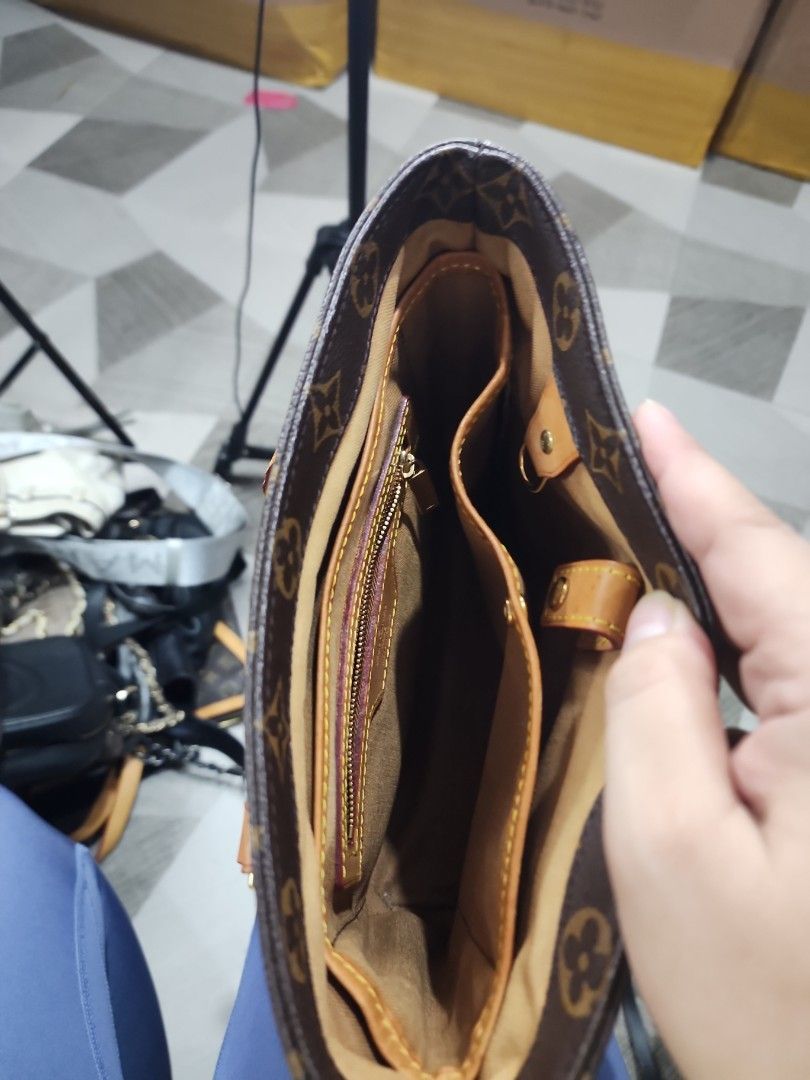 louis vitton hand bag (Category: Luxury Bags & Wallets) located in Las Pinas. Submitted by preloved_korea (Listing ID 1435896225, Image 2). Description: minimal sign of use, coded, flaws sa handle water marks.