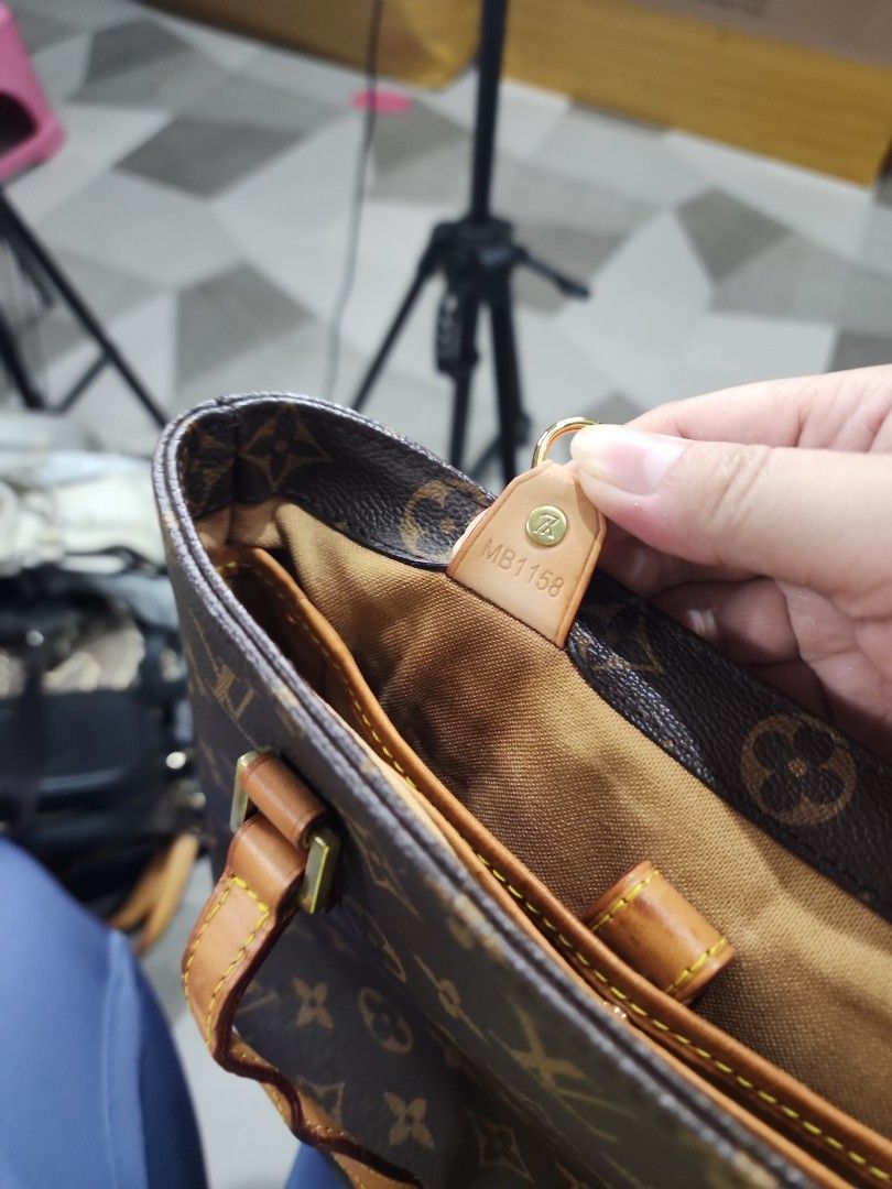 louis vitton hand bag (Category: Luxury Bags & Wallets) located in Las Pinas. Submitted by preloved_korea (Listing ID 1435896225, Image 3). Description: minimal sign of use, coded, flaws sa handle water marks.