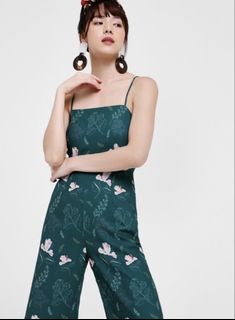 (Category: ) located in . Submitted by jiahuiwardrobe (Listing ID 1435940646, Image 1). Description: .