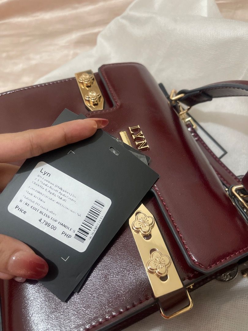 Lyn Bag (Category: Luxury Bags & Wallets) located in Caloocan City. Submitted by mysticgem.80318b (Listing ID 1436012903, Image 3). Description: LYN bag in sm north. I bought it 4500 sell it for 3500 nalang used once. Maroon and gold. With strap.