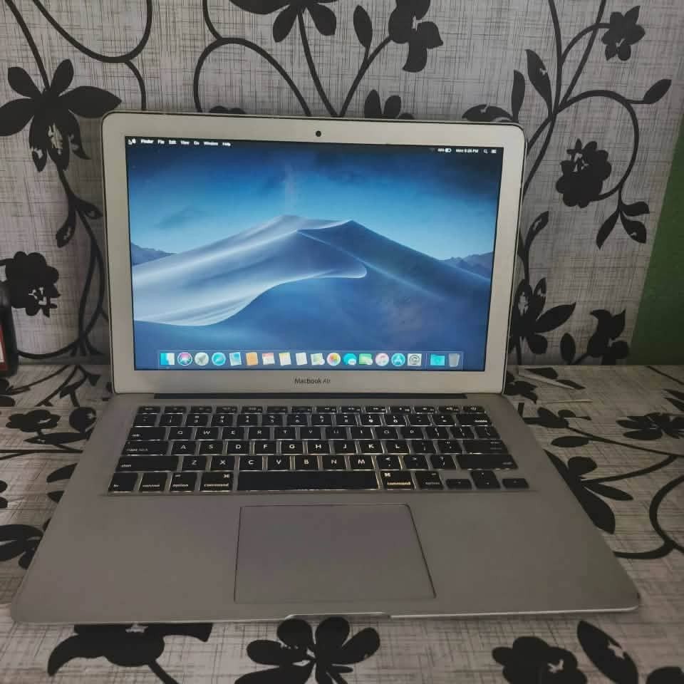 Macbook Air a1466 (Category: Laptops & Notebooks) located in Aguinaldo. Submitted by thrifty_cool (Listing ID 1435984073, Image 2). Description: Zeus helmet in matte black. Includes a clear visor and an additional visor. The helmet has a size S. The helmet has a DOT sticker at the back. The interior padding is visible in the images..