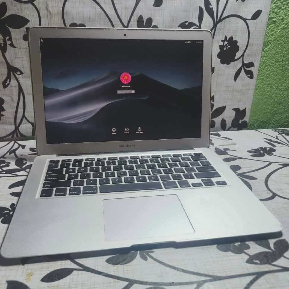 Macbook Air a1466 (Category: Laptops & Notebooks) located in Aguinaldo. Submitted by thrifty_cool (Listing ID 1435984073, Image 1). Description: Zeus helmet in matte black. Includes a clear visor and an additional visor. The helmet has a size S. The helmet has a DOT sticker at the back. The interior padding is visible in the images..